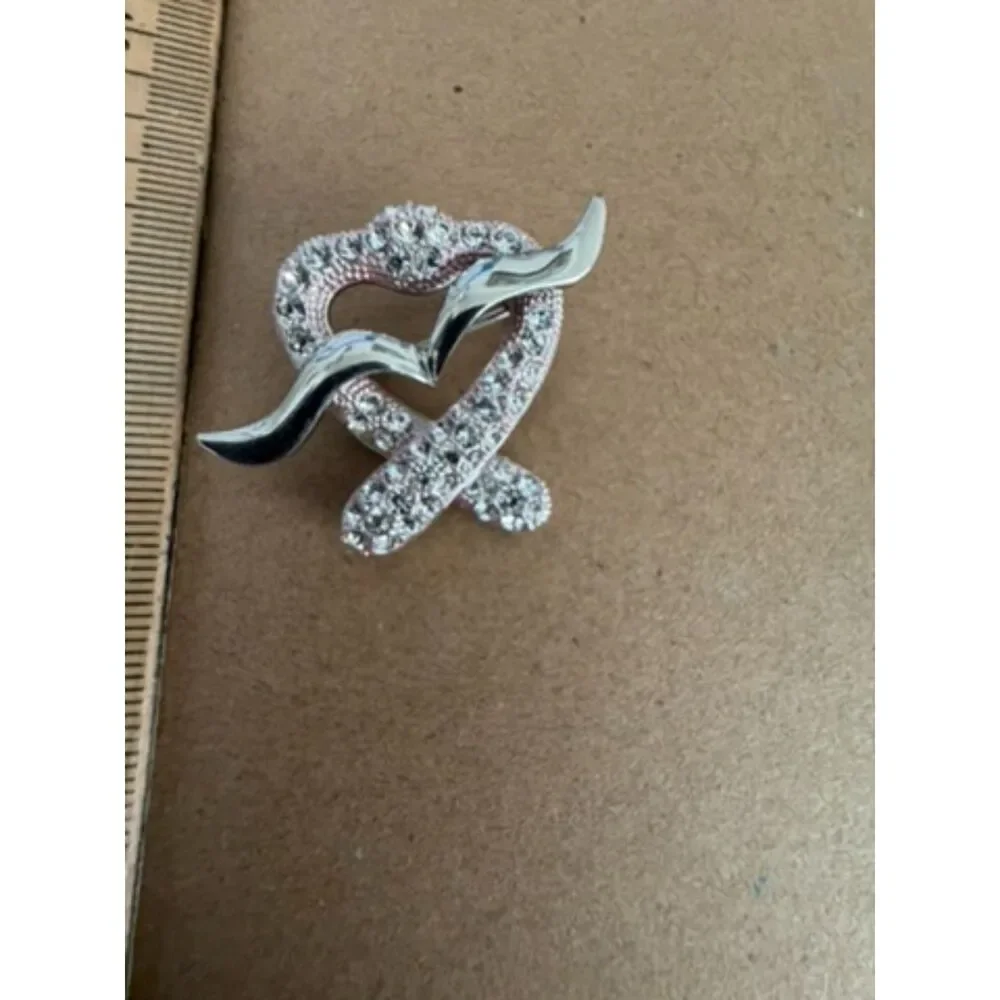 Vintage silver tone ribbon heart rhinestone brooch pin